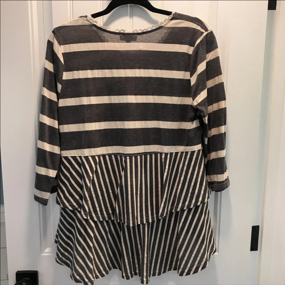 Umgee Gray and Cream Multi-Layered and‎ Striped Tunic. Size Medium. - Picture 4 of 4